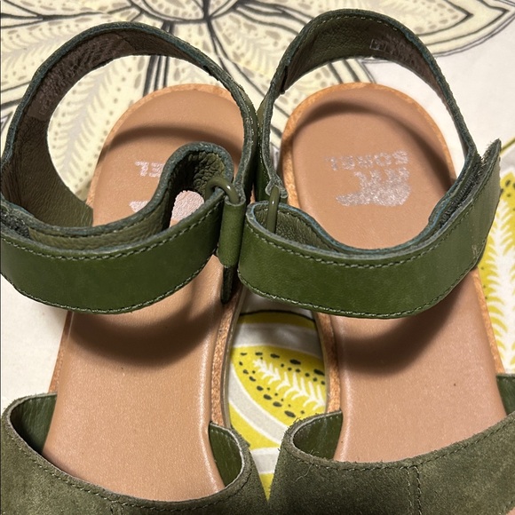 Sorel Olive Green Suede Strap Sandals size 6 Velcro - Picture 3 of 6